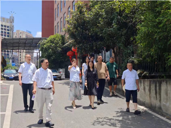 云岩区工商联曲红漫主席一行莅临我公司指导工作